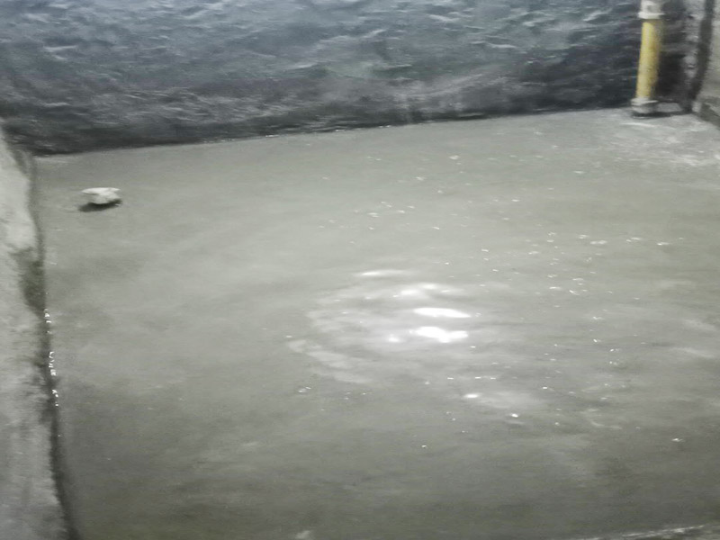 地面防水找平貼磚：衛(wèi)生間的防水工作流程，都是在地面用水泥砂漿找平一次，等它干透后再做防水。一般的防水施工要做2到3遍，而且防水的順序也是有講究的，比如，要先做完墻面防水再貼墻磚，其次才可以做地面防水，再貼地磚。因為地面經(jīng)常會踩來踩去，地面防水如果先做了會很容易踩壞。一般情況下，在2到3遍的防水層全部做好后，會有5到7天的固化期，所以自然的，貼瓷磚肯定是要等到這之后才能做。固化期到了，我們也需要重新測試防水做的好不好，漏不漏水，這就需要再加水測試24小時后看看家里地面水位是否下降，或者看看樓下鄰居的衛(wèi)生間有