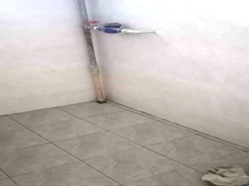 地面防水找平貼磚：衛(wèi)生間的防水工作流程，都是在地面用水泥砂漿找平一次，等它干透后再做防水。一般的防水施工要做2到3遍，而且防水的順序也是有講究的，比如，要先做完墻面防水再貼墻磚，其次才可以做地面防水，再貼地磚。因為地面經(jīng)常會踩來踩去，地面防水如果先做了會很容易踩壞。一般情況下，在2到3遍的防水層全部做好后，會有5到7天的固化期，所以自然的，貼瓷磚肯定是要等到這之后才能做。固化期到了，我們也需要重新測試防水做的好不好，漏不漏水，這就需要再加水測試24小時后看看家里地面水位是否下降，或者看看樓下鄰居的衛(wèi)生間有