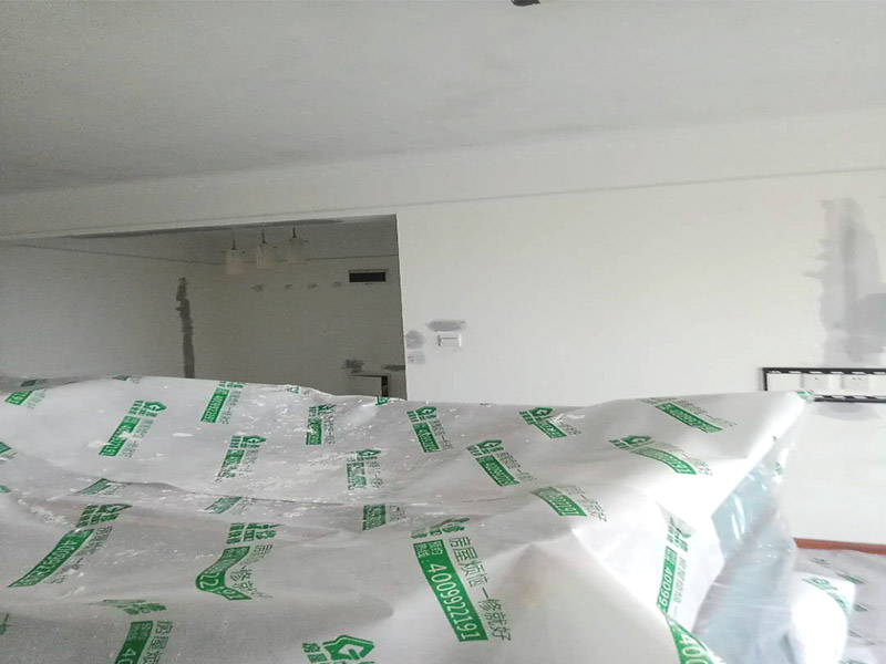 家具成品保護(hù):各類裝修物料的進(jìn)場、建筑裝修垃圾的清理都必須經(jīng)過入戶門。在對物品進(jìn)行搬運(yùn)時(shí)，難免會(huì)與入戶門發(fā)生磕碰及摩擦。因此，在進(jìn)行成品保護(hù)時(shí)，我們首先要做好入戶門的保護(hù)。 水電改造是基礎(chǔ)裝修，水電裝修的質(zhì)量好壞，直接決定著后期的施工和使用。因此，在進(jìn)行水電改造時(shí)，同樣需要做好成品保護(hù)工作。水電改造完成后，應(yīng)當(dāng)對各種管線進(jìn)行規(guī)范的固定，以防脫落;對裸露的線頭要進(jìn)行包裹，以防發(fā)生觸電的危險(xiǎn);做好地面裸線管的固定和保護(hù)，防止被踩壞。同時(shí)，在搬運(yùn)物料時(shí)，也不要破壞地面鋪設(shè)的管線。 進(jìn)行裝修施工時(shí)，磁環(huán)邊鋪邊勾縫，在崗鋪設(shè)的瓷磚、地板上堆放雜物、走動(dòng)踩踏，地板沒有使用成品保護(hù)膜覆蓋等都會(huì)影響瓷磚及地板的鋪貼效果，使瓷磚出現(xiàn)施工質(zhì)量問題。
