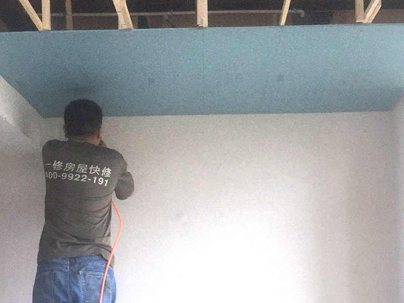 木龍骨吊頂安裝：先確認好吊頂?shù)奈恢?，然后對該位置進行精準的測量，最后再進行標高，最好對墻面進行彈線，吊頂?shù)奈恢脮訙蚀_，需要注意的是，為了確保吊頂?shù)姆€(wěn)定性，各個孔眼之間的距離大約保持在30cm左右最佳。木龍骨在安裝之前，需要先在木龍骨上開槽，然后進行拼接，最后用膠水和釘子固定住，才能吊頂，注意一般面積要控制在10襯之內，吊頂才會更加牢固、好看。所有龍骨拼接完畢之后，需要先進行檢查，確認無誤后才可進行固定，因為整個吊頂?shù)倪吔俏恢?，都需要進行封口處理，否則會影響吊頂?shù)馁|量，所以必須仔細安裝。
