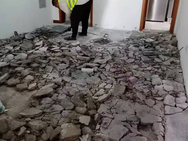 客廳地磚拆除施工：為了更好的拆除地磚，我們可以優(yōu)先從大門口那塊開始，因為可以更快的找到接縫，比較容易撬開。找到接縫，用扁口鑿?fù)锴恕Ｈ绾嗡嗌皾{還不是特別牢固的話，用錘子將扁口鑿輕敲進(jìn)縫隙內(nèi)，就可以瞬間將整塊地磚撬起拆除。
