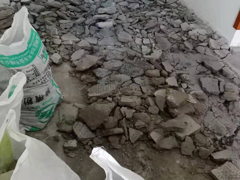 客廳地磚拆除施工：為了更好的拆除地磚，我們可以優(yōu)先從大門口那塊開始，因為可以更快的找到接縫，比較容易撬開。找到接縫，用扁口鑿?fù)锴?。如何水泥砂漿還不是特別牢固的話，用錘子將扁口鑿輕敲進(jìn)縫隙內(nèi)，就可以瞬間將整塊地磚撬起拆除。