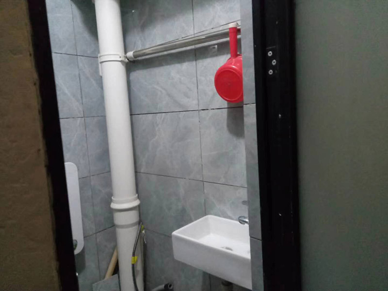公寓局部改造:衛(wèi)生間改造中水電的改造尤為重要且需要最早開始著手，由于會涉及到浴霸采暖、燈光的線路走向、水管的入墻等問題，所以在改造之前需制定一個詳細(xì)的水電走向設(shè)計，從而提高安全質(zhì)量以及滿足裝修業(yè)主們生活的需要。其次就是需要對其做相應(yīng)的防水處理。因為在日常的家庭中，衛(wèi)生間的水是處處可見的，非常潮濕。衛(wèi)生間內(nèi)的防水涂料是由地面延伸到墻面的，涂刷過程中精良的保證厚度均勻。還需要處理好地面和墻面交界處的各類管件的涂刷。待防水處理完全確定后，等待地面干透就可以做后續(xù)的工程了。
