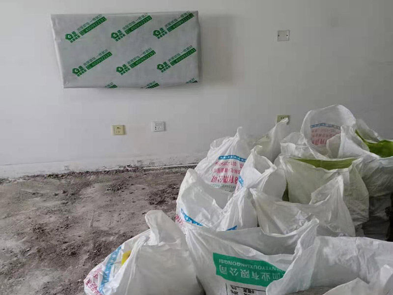 客廳家具家電保護(hù)：若是翻新墻面，在進(jìn)場施工前，就需要把靠近墻面的東西搬移出一定的距離，比如床、電視柜、沙發(fā)、空調(diào)等，最好移到房子中間，方便施工的同時，可以做到集中遮蓋保護(hù)，避免家具家電在施工中磕碰。對于無法搬動的設(shè)備，比如嵌入式家具、門窗、空調(diào)掛機(jī)等，要進(jìn)行遮蔽保護(hù)，避免基層處理和涂刷時被弄臟。在保護(hù)時，要根據(jù)被包裹物體的類型和大小，選擇遮蔽保護(hù)膜的類型和大小，確保物體被安全保護(hù)，四面包裹無死角，且保護(hù)膜平整。