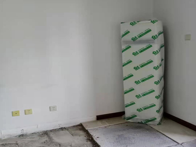 客廳家具家電保護(hù)：若是翻新墻面，在進(jìn)場施工前，就需要把靠近墻面的東西搬移出一定的距離，比如床、電視柜、沙發(fā)、空調(diào)等，最好移到房子中間，方便施工的同時，可以做到集中遮蓋保護(hù)，避免家具家電在施工中磕碰。對于無法搬動的設(shè)備，比如嵌入式家具、門窗、空調(diào)掛機(jī)等，要進(jìn)行遮蔽保護(hù)，避免基層處理和涂刷時被弄臟。在保護(hù)時，要根據(jù)被包裹物體的類型和大小，選擇遮蔽保護(hù)膜的類型和大小，確保物體被安全保護(hù)，四面包裹無死角，且保護(hù)膜平整。