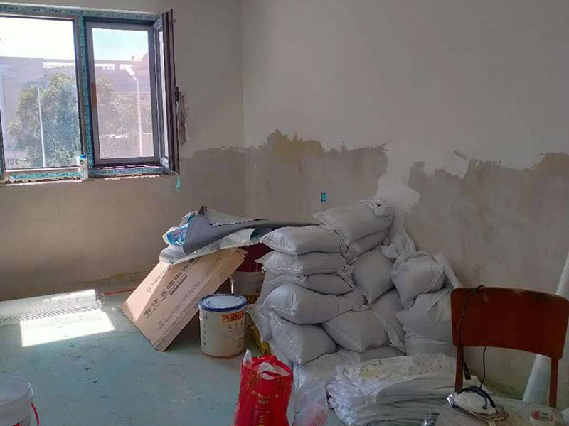 全屋整體裝修翻新：首先在做翻新的時(shí)候一定要把之前的墻面給處理干凈，粉化嚴(yán)重的一定要鏟除干凈。由于之前的墻面有刷過油漆和乳膠漆，所在做完鏟除后一定要做打磨處理，將原來墻體上的結(jié)實(shí)的表皮及浮沉全部清理掉，如果說墻體出現(xiàn)小部分的凹陷以及裂縫的話可以用膩?zhàn)由晕⑻钛a(bǔ)一下。 清理干凈的墻面一定要刷一道底漆，墻面底漆的主要作用就是抗堿防潮、封固基材、保護(hù)面漆、提高面漆的質(zhì)量以及遮蓋力。尤其是對(duì)老房子進(jìn)行翻新的時(shí)候底漆是特別的重要，如果說是直接的上面漆的話墻面就很容易起泡發(fā)霉，時(shí)間不久后就會(huì)再一次出現(xiàn)脫落現(xiàn)象，不能重蹈覆轍。 在上面漆之前要裝油漆按照漆桶的說明配比及涂刷，要準(zhǔn)備足夠的量，保證顏色的相同，不要因?yàn)榱可偃绷亢髞磉M(jìn)行后補(bǔ)，這樣很容易發(fā)生色差的問題。刷面漆時(shí)要選擇質(zhì)量好的刷漆滾筒，這樣刷出來的質(zhì)地才會(huì)更加的均勻好看。刷完漆之后要注意通風(fēng)問題，因?yàn)橄♂寗┲械亩妆匠煞謺?huì)與乳膠漆中的成分發(fā)生化學(xué)反應(yīng)導(dǎo)致墻面泛黃。