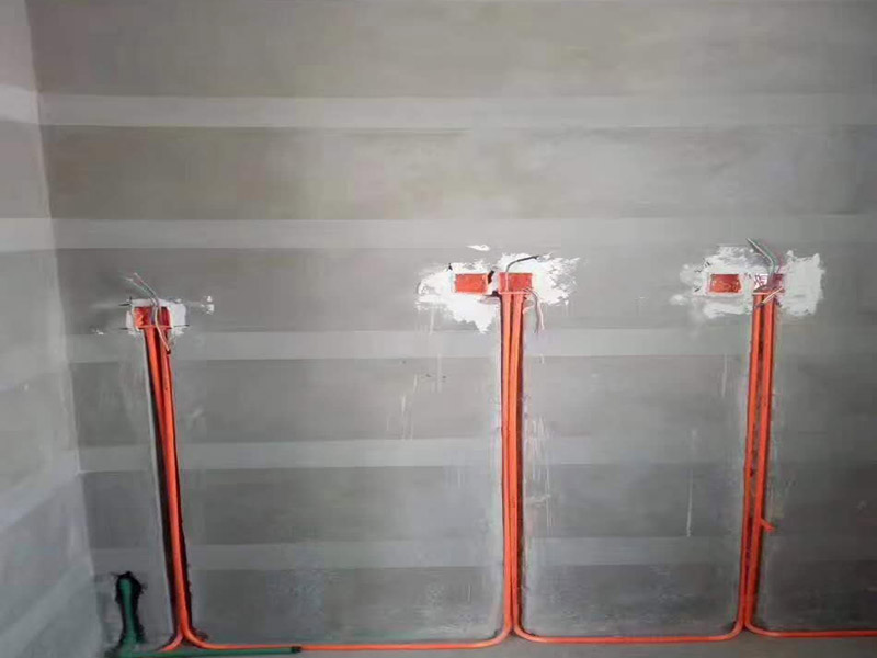 水電線路安裝方案：首先要根據(jù)裝設(shè)計(jì)圖紙對(duì)房屋進(jìn)行部分的改造,如對(duì)某些墻體的砸除,對(duì)某些部位的修改。管道開(kāi)槽,管道開(kāi)槽包括兩部分,一是水管管道開(kāi)槽,二是電信線路開(kāi)槽。特別要注意的是, 要將強(qiáng)電與弱電,開(kāi)關(guān)、空調(diào)插座與電器插座分開(kāi)走線,且注意開(kāi)關(guān)插座底合安裝時(shí)必須水平垂直,這樣使后面的面板安裝會(huì)更平整。