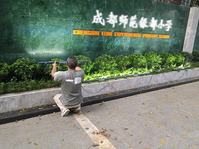 外墻修補及燈具安裝：射燈一般是安裝在踢腳線里，這樣即不占用家庭的其他位置，又能達(dá)到美觀的效果，將踢腳線的射燈打開后，就會感覺自己置身燈光的舞臺，很唯美，還能烘托氣氛。射燈屬于高聚光的燈具，一般是起到強調(diào)或者突出某樣物品的作用，可以起到烘托的作用，使人觀賞的人有眼前為之一亮的感覺。并將整個空間的亮點都能夠清晰的展現(xiàn)在住戶面前，營造出高端、大氣。