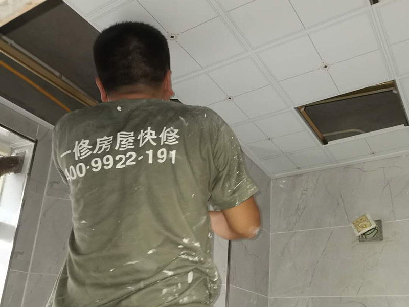 衛(wèi)生間吊頂安裝：吊頂安裝的第一個(gè)步驟就是邊角線(xiàn)安裝了。邊角線(xiàn)的安裝是為了確定吊頂?shù)陌惭b高度和安裝水平，也是為了接下來(lái)的龍骨安裝做鋪墊，方便后續(xù)的工作。在吊頂?shù)陌惭b中，有六根螺桿將會(huì)承擔(dān)起整個(gè)吊頂?shù)闹亓?。在安裝螺桿時(shí)，我們要注意安裝師傅是不是在不影響電器安裝的情況下打的孔。龍骨安裝可以說(shuō)是吊頂安裝中最為重要的一部分了。因?yàn)辇埞鞘钦麄€(gè)吊頂扣板的承重物，也是做造型的關(guān)鍵?？郯寰褪俏覀兲ь^，能看到的吊頂?shù)牟糠至?。扣板在龍骨安裝好、電器口預(yù)留好了之后就可以進(jìn)行安裝。安裝扣板時(shí)，安裝師傅會(huì)按照扣板四邊的膜上的箭頭方向來(lái)進(jìn)行安裝。一般來(lái)說(shuō)，第一排的扣板會(huì)用美工刀做一些切割，這樣才會(huì)既美觀(guān)又堆成。切割口也會(huì)對(duì)著墻面，不會(huì)露出來(lái)。