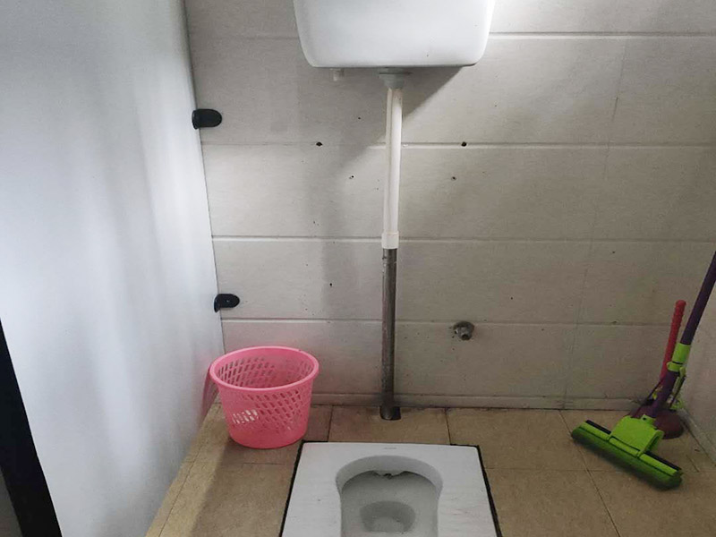 蹲便器管道更換:建議把舊的蹲便器取下來后，將周圍處理干凈，再重新做防水比較保險，并且要在離墻適當?shù)奈恢妙A留好下水管道，更換好蹲便器后，還要在出水口邊緣涂上一層玻璃膠，最后，打開進水系統(tǒng)進行測試，檢查各接合處是否出現(xiàn)漏水情況。