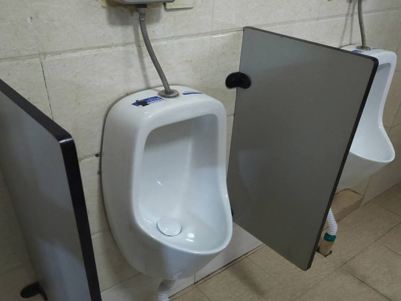 蹲便器管道更換:建議把舊的蹲便器取下來后，將周圍處理干凈，再重新做防水比較保險，并且要在離墻適當?shù)奈恢妙A留好下水管道，更換好蹲便器后，還要在出水口邊緣涂上一層玻璃膠，最后，打開進水系統(tǒng)進行測試，檢查各接合處是否出現(xiàn)漏水情況。