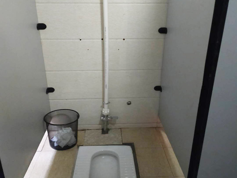 蹲便器管道更換:建議把舊的蹲便器取下來后，將周圍處理干凈，再重新做防水比較保險，并且要在離墻適當?shù)奈恢妙A留好下水管道，更換好蹲便器后，還要在出水口邊緣涂上一層玻璃膠，最后，打開進水系統(tǒng)進行測試，檢查各接合處是否出現(xiàn)漏水情況。