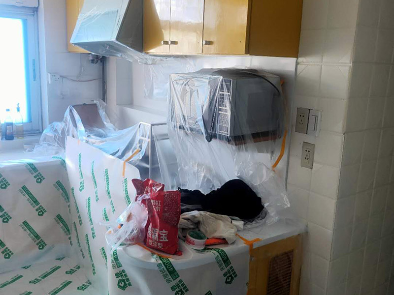家具地板保護(hù)措施：1、在家具進(jìn)場時(shí)先在地板上鋪一層毛毯或是硬紙殼，可以有效減少家具和地板的摩擦，從而達(dá)到保護(hù)地板的目的。 2、工人在搬家具的時(shí)候，需要先在家具的棱角部分包上一層保護(hù)膜，這樣不但可以避免擦傷地板，同時(shí)也可以防止在搬弄家具的時(shí)候產(chǎn)生一些磕磕碰碰的現(xiàn)象，傷害到家具。