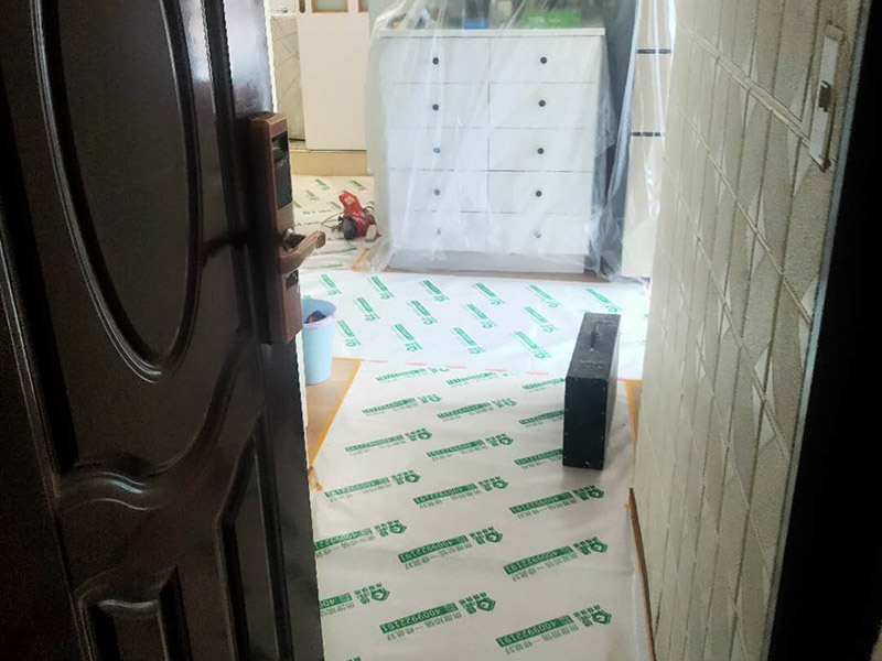 家具地板保護(hù)措施：1、在家具進(jìn)場時(shí)先在地板上鋪一層毛毯或是硬紙殼，可以有效減少家具和地板的摩擦，從而達(dá)到保護(hù)地板的目的。 2、工人在搬家具的時(shí)候，需要先在家具的棱角部分包上一層保護(hù)膜，這樣不但可以避免擦傷地板，同時(shí)也可以防止在搬弄家具的時(shí)候產(chǎn)生一些磕磕碰碰的現(xiàn)象，傷害到家具。