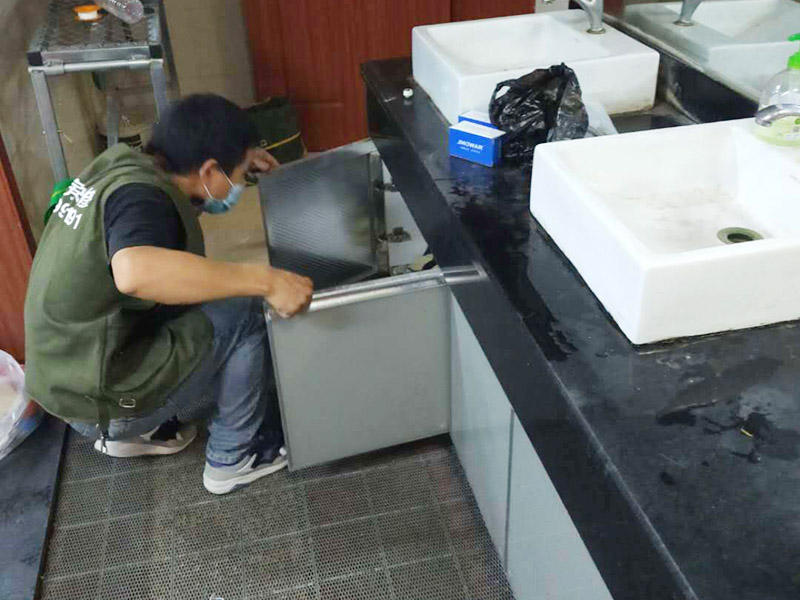 衛(wèi)生間臺盆安裝：拆掉原來損壞的下水器，并用刀對面盆下水口進行清理，確保干凈無雜物。這樣會確保安裝以后不漏水。將下水器拆分，先安裝中間部分，將密封圈下部取下，水管對準溢水口，輕輕放入并旋轉使密封圈和溢水口緊密貼合。將下部密封圈安裝在下水管和面盆接觸的位置，逆時針擰動螺絲使下部密封圈和面盆緊密貼合，一般質量好的密封圈手動安裝就可以保證密封效果，如果手動不能擰緊可借助扳手。將下水管道上口對準下水器下口，接好下水管道。如果采用的防臭型，要注意下水管和地漏連接部位緊密結合。