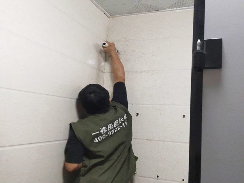 衛(wèi)生間臺盆安裝：拆掉原來損壞的下水器，并用刀對面盆下水口進行清理，確保干凈無雜物。這樣會確保安裝以后不漏水。將下水器拆分，先安裝中間部分，將密封圈下部取下，水管對準溢水口，輕輕放入并旋轉使密封圈和溢水口緊密貼合。將下部密封圈安裝在下水管和面盆接觸的位置，逆時針擰動螺絲使下部密封圈和面盆緊密貼合，一般質量好的密封圈手動安裝就可以保證密封效果，如果手動不能擰緊可借助扳手。將下水管道上口對準下水器下口，接好下水管道。如果采用的防臭型，要注意下水管和地漏連接部位緊密結合。