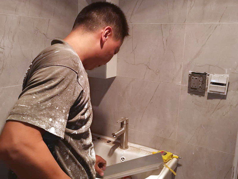 浴室柜安裝案例：在安裝之前應(yīng)該檢查一下配件是否齊全。安裝三角閥時(shí)，要確認(rèn)冷熱水管是不是保持平線。 緊接著就是測量距離，并安裝下水管道。在涂抹膠水時(shí)一定要狠均勻，這樣才能確保關(guān)于管間的鏈接是否緊密。之后便可以安裝柜腳角了，看看角是不是都在同一個(gè)水平面上，安裝好之后可以做一個(gè)適當(dāng)?shù)恼{(diào)整。 浴室柜應(yīng)該靠墻放好，看看進(jìn)出水管的位置安置的是否得當(dāng)，如果不合適的話一定要稍作改動(dòng)。