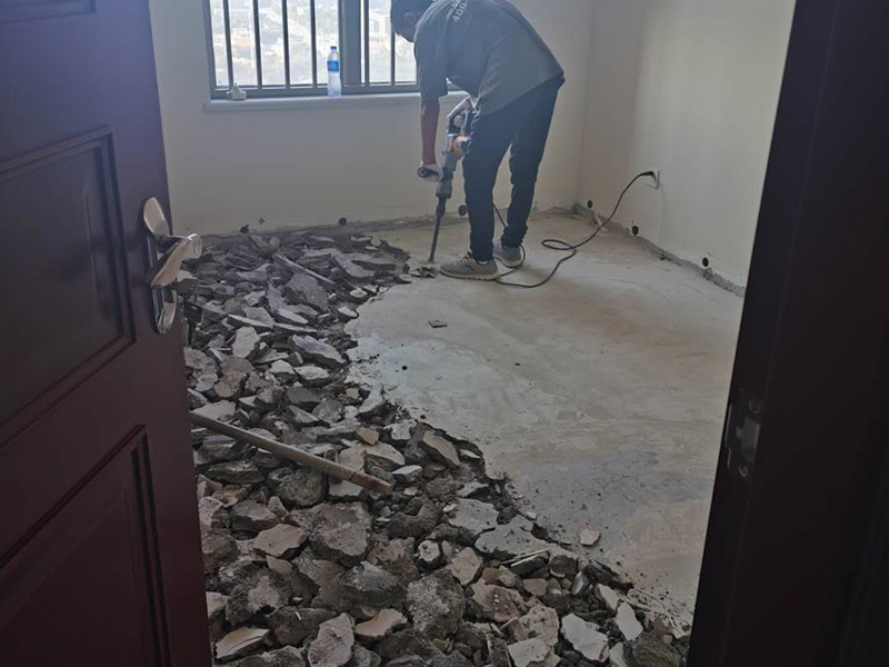 地磚拆除重貼瓷磚：1、混凝土地面應(yīng)將基層鑿毛，鑿毛深度5~10毫米，鑿毛痕的間距為30毫米左右。之后，清凈浮灰，砂漿、油漬，產(chǎn)散水刷少將地面。 2、鋪貼前應(yīng)彈好線，在地面彈出與門道口成直角的基準線，彈線應(yīng)從門口開始，以保證進口處為整磚，非整磚置于陰角或家具下面，彈線應(yīng)彈出縱橫定位控制線。 3、鋪貼陶瓷地面磚前，應(yīng)先將陶瓷地面磚浸泡陰干。 4、鋪貼時，水泥砂漿應(yīng)飽滿地抹在陶瓷地面磚背面，鋪貼后用橡皮棰敲實。同時，用水平尺檢查校正，擦凈表面水泥砂漿。 5、鋪貼完2~3小時后，用白水泥擦縫，縫要填充密實，平整光滑。