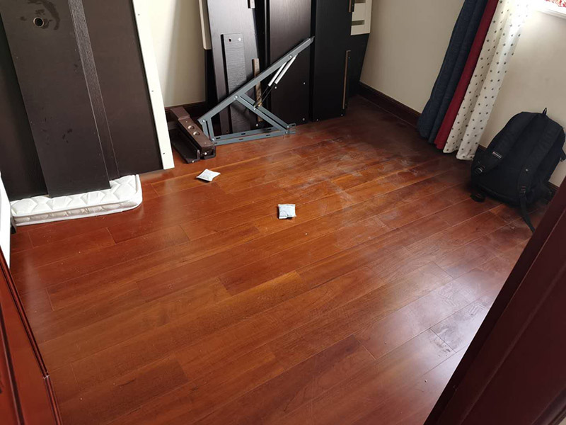 木地板鋪貼案例：首先清理地面。地面已經(jīng)清理干凈、平整之后，先要鋪設(shè)一層防潮地墊。這一層至少要20-30厘米(大約8英寸)在離墻大約預(yù)留1-3英寸的空隙?，F(xiàn)在可以安裝已經(jīng)選好花色的地板了。需要注意的是所鋪設(shè)的防潮地墊只需要鋪設(shè)大致5—10排的地板。然后為了防止地板的第一行的地板滑動，必須用間隔的裝置或者楔子固定。第一行余下的板通常用在第二行的開頭。要確保第二行板的接口與第一行板的接口錯開的長度至少30厘米。