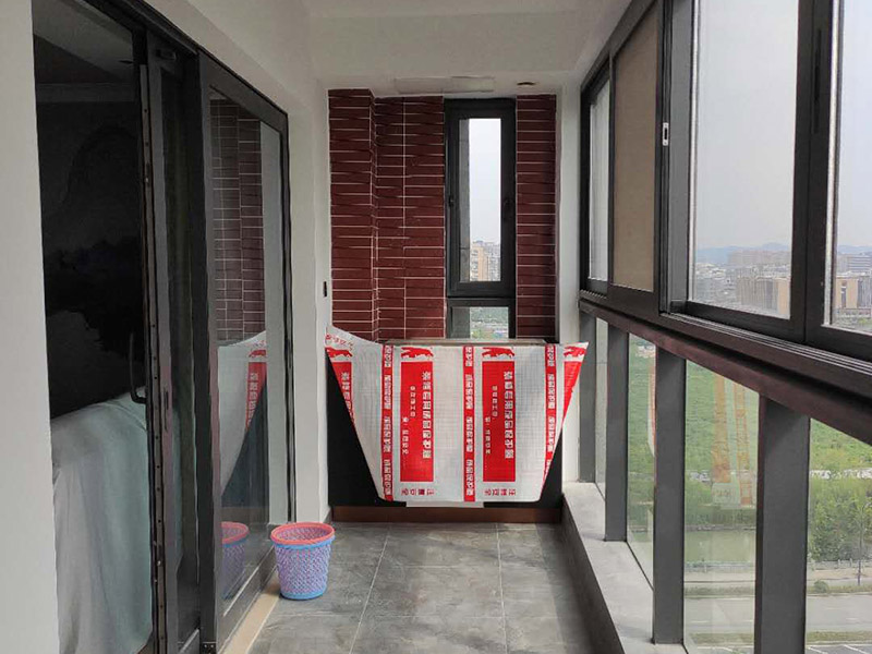陽(yáng)臺(tái)家具安裝：安裝地柜：將安置地柜的位置打掃干凈，把組裝好的地柜擺放到合適的位置，（有的櫥柜需要安裝地腳，那么在地柜柜體組裝好之后，翻轉(zhuǎn)過(guò)來(lái)，底板上已經(jīng)預(yù)先打了安裝孔，將地腳配件套上去，然后用螺絲釘固定住，最后將地腳桿擰緊。