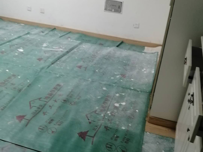 地面保護(hù)措施：入戶門的保護(hù) 各種裝修物料的進(jìn)場(chǎng)以及各種建筑裝修的清理，都會(huì)經(jīng)過入戶門，這些物品在搬運(yùn)的過程中，與入戶門發(fā)生磕碰、摩擦的機(jī)率大大增加，所以，第一個(gè)需要做好成品保護(hù)的地方就是我們的入戶門。建議：在裝修開工前直到家具進(jìn)場(chǎng)期間，都需要對(duì)入戶門進(jìn)行保護(hù)！對(duì)于這一點(diǎn)，可以使用成品保護(hù)膜將門包裹。