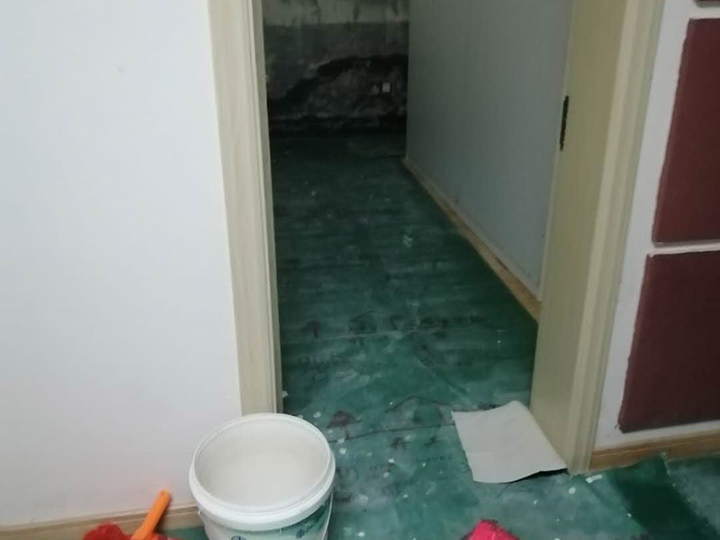 地面保護(hù)措施：入戶門的保護(hù) 各種裝修物料的進(jìn)場(chǎng)以及各種建筑裝修的清理，都會(huì)經(jīng)過入戶門，這些物品在搬運(yùn)的過程中，與入戶門發(fā)生磕碰、摩擦的機(jī)率大大增加，所以，第一個(gè)需要做好成品保護(hù)的地方就是我們的入戶門。建議：在裝修開工前直到家具進(jìn)場(chǎng)期間，都需要對(duì)入戶門進(jìn)行保護(hù)！對(duì)于這一點(diǎn)，可以使用成品保護(hù)膜將門包裹。