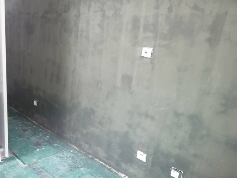 墻面膩?zhàn)隅P除翻新:在墻面翻新之前，一定要注意，必須把原來的膩?zhàn)尤跨P掉，露出最里面的水泥層，不過如果墻面出現(xiàn)大面積的空鼓、粉化現(xiàn)象，建議鏟除到磚層，這樣做雖然耗時(shí)耗力，但是能確保翻新之后的墻面耐用美觀。鏟過墻皮后需要批刮膩?zhàn)?，?dāng)然，選擇顆粒細(xì)度較高和質(zhì)地較硬的膩?zhàn)幼詈貌贿^，而且在膩?zhàn)又屑尤氚兹槟z還可以提高其硬度，然后我們檢查一下裂縫，出現(xiàn)裂縫可以用牛皮紙袋和白乳膠貼在裂縫上，在墻面找平時(shí)，一般用石膏對(duì)表面進(jìn)行修補(bǔ)并用砂紙打磨。一般老房子容易出現(xiàn)墻面發(fā)霉的狀況，尤其是潮濕氣候的地方更為嚴(yán)重，這時(shí)候在翻新時(shí)，做好防潮處理就顯得很重要了，在做衛(wèi)生間和廚房的墻面防潮處理的時(shí)候，一定要注意與防水區(qū)分開來，而且防潮應(yīng)該在墻面的水泥基面上做，不然是沒有效果的。