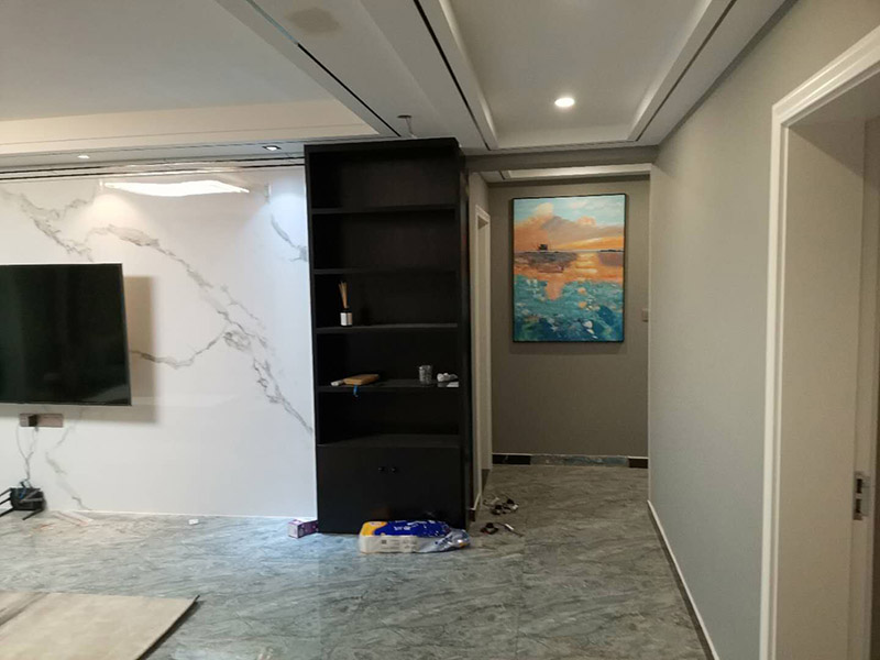 全屋裝修設(shè)計效果：裝修，大致是按照下面這21步完成的：1.前期設(shè)計 -- 2.主體拆改 -- 3.水電改造 -- 4.木工 -- 5.貼磚 -- 6.刷墻面漆 -- 7.熱水器安裝 -- 8.廚衛(wèi)吊頂 -- 9.櫥柜安裝-- 10.煙機灶安裝 -- 11.木門安裝 -- 12.地板安裝 -- 13.鋪貼壁紙 -- 14. 開關(guān)插座安裝 -- 15.燈具安裝 -- 16.五金潔具安裝 -- 17.窗簾桿安裝 -- 18.拓荒保潔 -- 19.家具進場 -- 20.家電安裝 -- 21.家居配飾