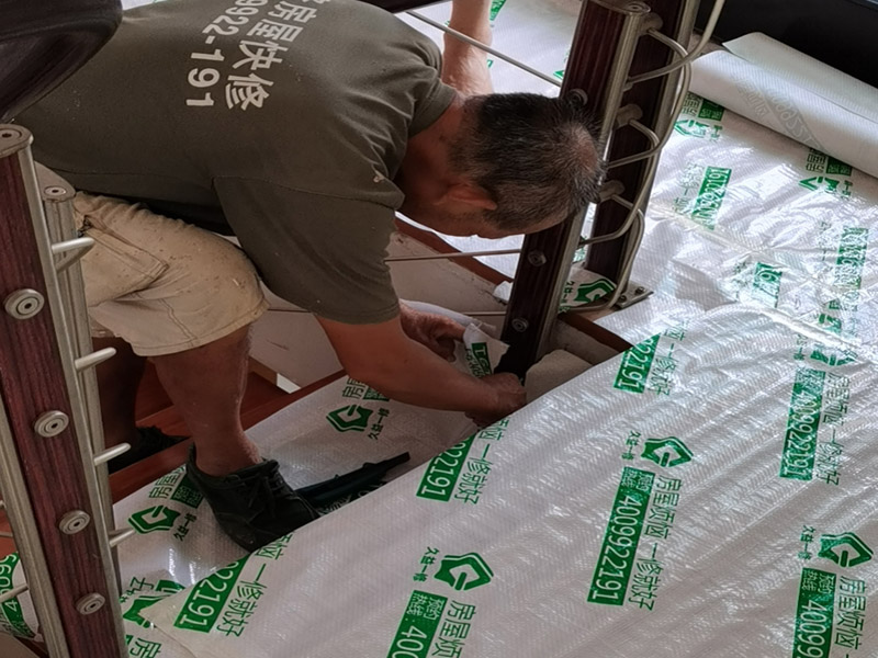 墻面翻新成品保護：家具搬放到房屋中央，對集中放置的家具進行整體保護，防止因墻面翻新而造成不必要的損壞；地板需要用專業(yè)的保護膜進行保護；對于不能移動的家具和家電，如空調(diào)等進行成品保護；尤其需要注意有插座、開關(guān)面板的位置，防止灰塵進入。 處理墻面出現(xiàn)的開裂、起翹等問題，若不做任何處理直接開始涂刷，使用專業(yè)的打磨機對墻面進行打磨處理，與一般打磨機不同的是，墻面打磨是無塵打磨，在打磨的過程中不會出現(xiàn)灰塵漫天的情況。