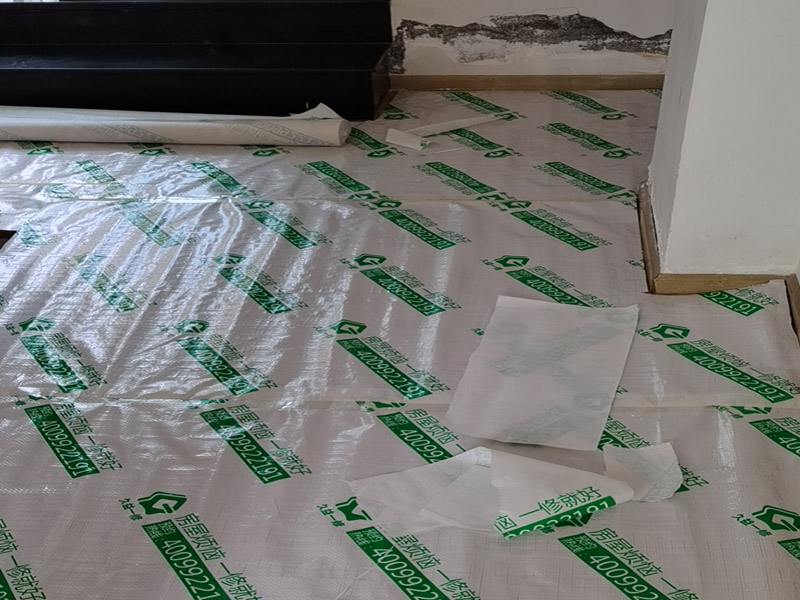 墻面翻新成品保護：家具搬放到房屋中央，對集中放置的家具進行整體保護，防止因墻面翻新而造成不必要的損壞；地板需要用專業(yè)的保護膜進行保護；對于不能移動的家具和家電，如空調(diào)等進行成品保護；尤其需要注意有插座、開關(guān)面板的位置，防止灰塵進入。 處理墻面出現(xiàn)的開裂、起翹等問題，若不做任何處理直接開始涂刷，使用專業(yè)的打磨機對墻面進行打磨處理，與一般打磨機不同的是，墻面打磨是無塵打磨，在打磨的過程中不會出現(xiàn)灰塵漫天的情況。