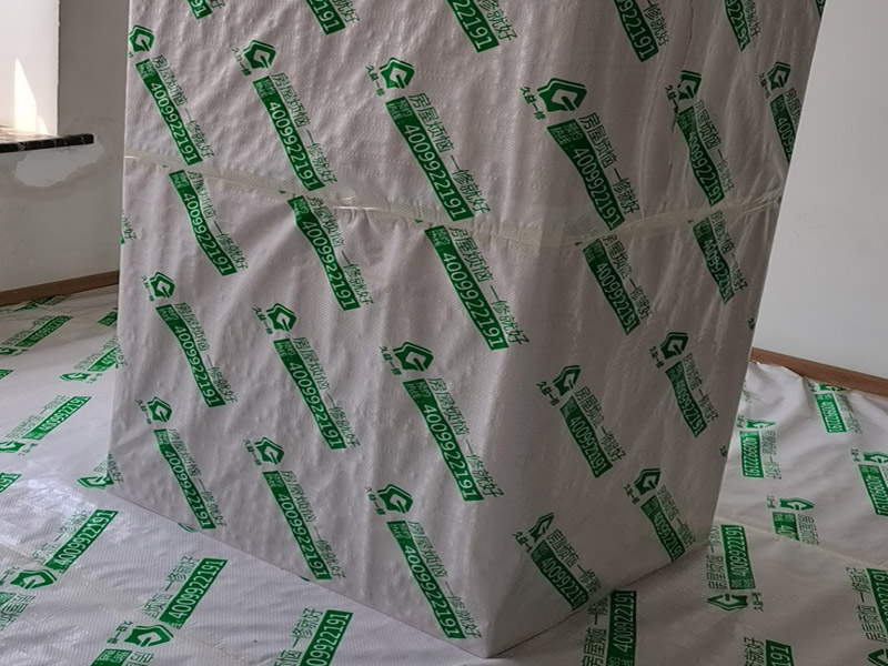 墻面翻新成品保護：家具搬放到房屋中央，對集中放置的家具進行整體保護，防止因墻面翻新而造成不必要的損壞；地板需要用專業(yè)的保護膜進行保護；對于不能移動的家具和家電，如空調(diào)等進行成品保護；尤其需要注意有插座、開關(guān)面板的位置，防止灰塵進入。 處理墻面出現(xiàn)的開裂、起翹等問題，若不做任何處理直接開始涂刷，使用專業(yè)的打磨機對墻面進行打磨處理，與一般打磨機不同的是，墻面打磨是無塵打磨，在打磨的過程中不會出現(xiàn)灰塵漫天的情況。