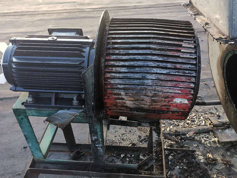風(fēng)機(jī)電機(jī)翻新:更換風(fēng)機(jī)皮帶前應(yīng)先拉閘斷電，待風(fēng)機(jī)停穩(wěn)后再進(jìn)行操作。更換皮帶需兩人進(jìn)行作業(yè)，并保持現(xiàn)場有一定的光照強(qiáng)度。松動靠近電機(jī)風(fēng)輪側(cè)的調(diào)節(jié)頂絲的固定裝置，調(diào)節(jié)電機(jī)表冷器側(cè)的調(diào)節(jié)頂絲 ，盡量減小風(fēng)機(jī)皮帶輪與電機(jī)皮帶輪之間的間距（如果一次調(diào)節(jié)皮帶輪之間的間距不夠小，可向前移動電機(jī)表冷器側(cè)的調(diào)節(jié)裝置，繼續(xù)調(diào)節(jié)，直到合適為止）。