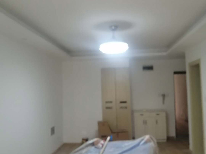 墻面維修翻新:首先在做翻新的時(shí)候一定要把之前的墻面給處理干凈，粉化嚴(yán)重的一定要鏟除干凈。由于之前的墻面有刷過油漆和乳膠漆，所在做完鏟除后一定要做打磨處理，將原來墻體上的結(jié)實(shí)的表皮及浮沉全部清理掉，如果說墻體出現(xiàn)小部分的凹陷以及裂縫的話可以用膩?zhàn)由晕⑻钛a(bǔ)一下。清理干凈的墻面一定要刷一道底漆，墻面底漆的主要作用就是抗堿防潮、封固基材、保護(hù)面漆、提高面漆的質(zhì)量以及遮蓋力。尤其是對(duì)老房子進(jìn)行翻新的時(shí)候底漆是特別的重要，如果說是直接的上面漆的話墻面就很容易起泡發(fā)霉，時(shí)間不久后就會(huì)再一次出現(xiàn)脫落現(xiàn)象，不能重蹈覆轍。 在修補(bǔ)的過程中要是沒有做到全面，并且上漆過程已經(jīng)做了的話那就會(huì)顯得相當(dāng)?shù)穆闊?，上漆工程完成后的話再?duì)沒有修補(bǔ)到的地方進(jìn)行修補(bǔ)的話就會(huì)很難達(dá)到預(yù)想效果，最大的問題就是會(huì)導(dǎo)致色差的問題，所以在修補(bǔ)的時(shí)候一定要做到仔細(xì)、全面，不要為后面的工程造成負(fù)擔(dān)。