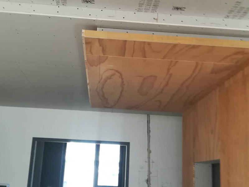 餐廳造型設計：餐廳口造型裝飾，應注意與廚房內的設施相協(xié)調;設置在客廳中的餐廳裝飾，應注意與客廳的功能和格調相統(tǒng)一。餐廳的色彩應以明  快為主，明快的顏色能讓人感覺到和煦的溫暖，同時還能增加食欲，所以在餐廳裝修時，我們不妨多運用一些橙色系，黃色系的色快，容易讓人有眼前一亮的感覺。  不過裝修過的人都知道，如果所有采用亮色，無疑會讓空間顯得狹小而逼仄，所以在使用亮色時，也要適當?shù)挠靡恍├渖{來加以補充。