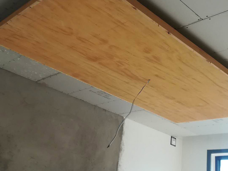 餐廳造型設計：餐廳口造型裝飾，應注意與廚房內的設施相協(xié)調;設置在客廳中的餐廳裝飾，應注意與客廳的功能和格調相統(tǒng)一。餐廳的色彩應以明  快為主，明快的顏色能讓人感覺到和煦的溫暖，同時還能增加食欲，所以在餐廳裝修時，我們不妨多運用一些橙色系，黃色系的色快，容易讓人有眼前一亮的感覺。  不過裝修過的人都知道，如果所有采用亮色，無疑會讓空間顯得狹小而逼仄，所以在使用亮色時，也要適當?shù)挠靡恍├渖{來加以補充。