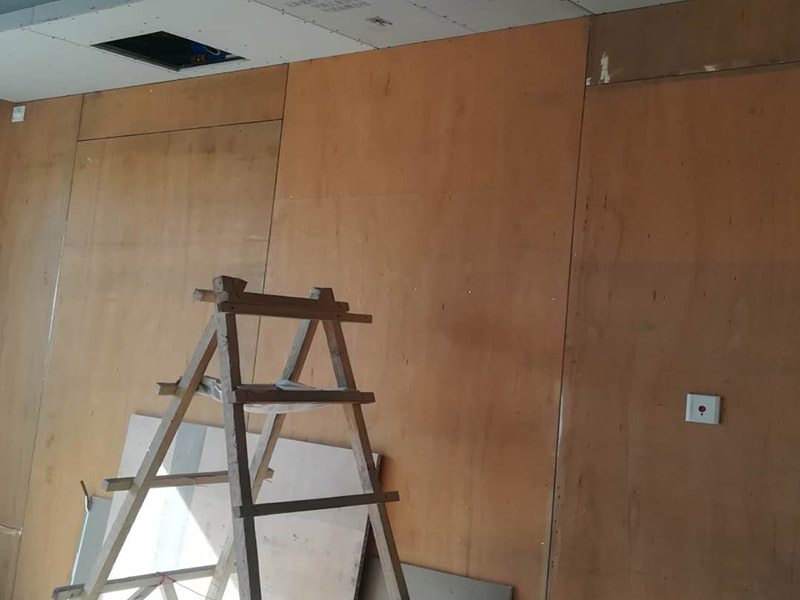 電視背景墻隔斷安裝:隔斷是劃分空間的貼心能手，而電視墻又是家中必備，電視墻與隔斷，它們并不是不相往來的獨立者，大可以合二為一，而這樣一個精心策劃的結合，帶來的是意想不到的滿意結果，電視墻隔斷設計解決了各種各樣的空間難題。將電視墻隔斷設計作為家中一個空間劃分的助手是近幾年的一個熱潮，電視墻隔斷既不會造成空間的堵塞也起到了一個過渡的作用，既美觀也達到了目的。