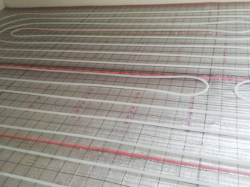 地暖安裝布線：在墻上劃線確定分集水器安裝位置及標(biāo)高，將分集水器以水平方向按圖紙尺寸要求固定于墻壁上，用膨脹螺栓固定好，安裝要牢固，安裝完后與供回水主干管對(duì)接。保溫板鋪設(shè)要平整，切割整齊，相互聯(lián)接縫要緊密，整板放在四周，切割板放在中間，鋪設(shè)時(shí)要注意的保溫板平整度，高差不允許超過(guò)正負(fù)5MM，縫隙不大于5MM。 地暖管應(yīng)按設(shè)計(jì)圖紙標(biāo)定的管間距和走向敷設(shè)，應(yīng)保持平直，并用塑料卡釘按照?qǐng)D紙將管材固定于擠塑板上或用綁帶固定在鋼絲網(wǎng)上。安裝間斷或完畢時(shí)，敞口處應(yīng)隨時(shí)封堵。地暖管切割，應(yīng)采用專用工具；切口應(yīng)平整，斷口面應(yīng)垂直管軸線。