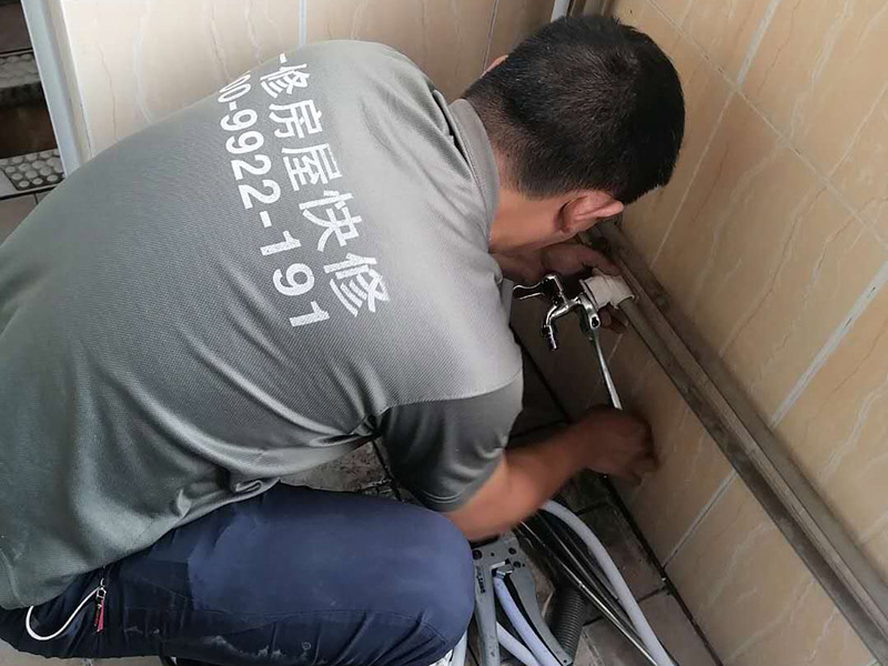 水管改造維修：水路改造時(shí)候，管線和彎頭對(duì)接的角度一定要是90度，否則會(huì)造成彎頭連接的兩邊管線的壁厚不一樣，壁厚相對(duì)較薄的地方就可能因?yàn)槭芰Σ痪鶆?，在自來水的壓力下，出現(xiàn)滲漏的危險(xiǎn)。 在安裝水路管線時(shí)，可能會(huì)出現(xiàn)管線不夠長，中間需要裝用直接或管箍等將幾根管線連接起來。對(duì)于地下埋的管線來說，盡量不要有接點(diǎn)，多一個(gè)接點(diǎn)就多一份滲漏的問題，如果另外一邊的直接沒有漏就盡量不要換，以免更換后，原本沒有滲漏的接頭反而出現(xiàn)了滲透危險(xiǎn)。