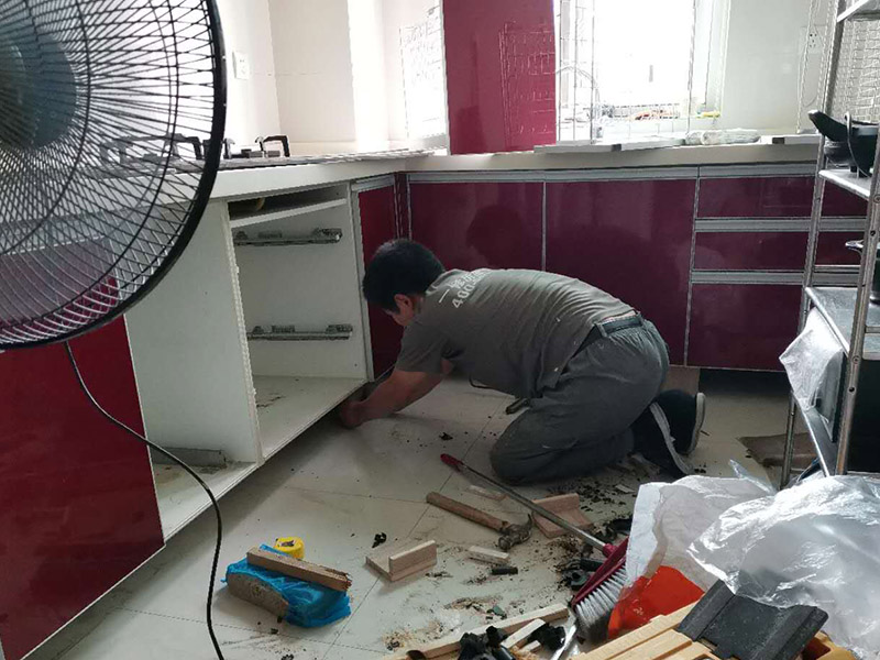 廚房櫥柜門安裝維修：先要固定好頂軌，軌道前飾面與柜櫥表面在同一平面，上下軌平放在預留位置;然后把兩扇門裝入軌道內(nèi)，使用水平尺或直尺測量門體垂直度，調(diào)整上下軌位置并固定好;再次檢查門體是不是與兩側(cè)平行，我們可以通過調(diào)節(jié)底輪來調(diào)節(jié)門體，達到邊框與兩側(cè)水平;最后將防跳裝置固定好。
