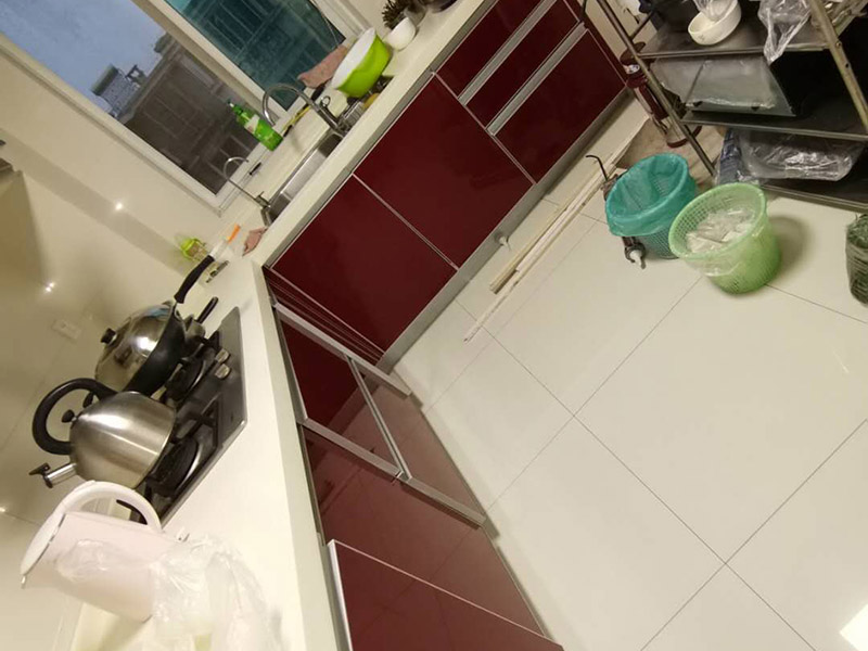 廚房櫥柜門安裝維修：先要固定好頂軌，軌道前飾面與柜櫥表面在同一平面，上下軌平放在預留位置;然后把兩扇門裝入軌道內(nèi)，使用水平尺或直尺測量門體垂直度，調(diào)整上下軌位置并固定好;再次檢查門體是不是與兩側(cè)平行，我們可以通過調(diào)節(jié)底輪來調(diào)節(jié)門體，達到邊框與兩側(cè)水平;最后將防跳裝置固定好。