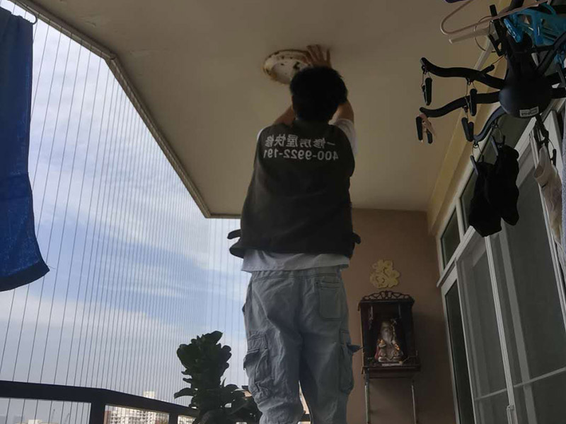 燈具安裝維修：打孔前確定安裝燈具的地方是橡膠板還是樓板，如果是帶孔的樓板，那么在打孔前注意選點(diǎn)，不要把孔打在樓板空的部位，否則安裝的燈具會(huì)不牢固；如果是橡膠板，只需量好尺寸即可。 燈要裝在正中央。如果是在客廳裝燈，可以通過(guò)借助電視機(jī)的中心點(diǎn)來(lái)確定燈具的安裝位置。 安裝燈具前必須依照安裝圖清點(diǎn)各種配件。配件缺失或是不吻合就無(wú)法安裝。 安裝時(shí)先確認(rèn)墻內(nèi)預(yù)埋的電線線路走向，不能在安裝時(shí)打到電線。一旦碰到線路，不僅無(wú)法順利安裝，還要對(duì)線路進(jìn)行維修。 安裝前檢查線路是否正常。