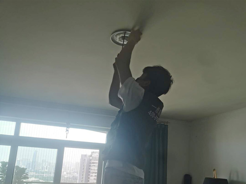 燈具安裝維修：打孔前確定安裝燈具的地方是橡膠板還是樓板，如果是帶孔的樓板，那么在打孔前注意選點(diǎn)，不要把孔打在樓板空的部位，否則安裝的燈具會(huì)不牢固；如果是橡膠板，只需量好尺寸即可。 燈要裝在正中央。如果是在客廳裝燈，可以通過(guò)借助電視機(jī)的中心點(diǎn)來(lái)確定燈具的安裝位置。 安裝燈具前必須依照安裝圖清點(diǎn)各種配件。配件缺失或是不吻合就無(wú)法安裝。 安裝時(shí)先確認(rèn)墻內(nèi)預(yù)埋的電線線路走向，不能在安裝時(shí)打到電線。一旦碰到線路，不僅無(wú)法順利安裝，還要對(duì)線路進(jìn)行維修。 安裝前檢查線路是否正常。