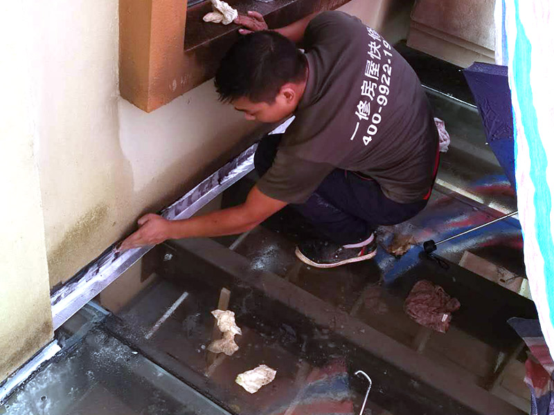 墻角局部防水施工：基面處理是基礎(chǔ)，基面處理是防水施工的關(guān)鍵，施工前須清理基面，以確保其堅(jiān)固、平整、干凈，無(wú)灰塵、油膩、蠟、脫模劑等以及其它碎屑物質(zhì)，如有孔隙、裂縫等缺陷的，須預(yù)先用水泥砂漿修補(bǔ)抹平，陰陽(yáng)角處應(yīng)抹成圓弧形。涂刷方法要注意，涂刷時(shí)力度均勻，注意不要漏刷;前后兩遍涂刷時(shí)保持垂直相交的角度，以充分覆蓋到位;單次涂刷不宜過(guò)厚，特別是管口和轉(zhuǎn)角處，不能超過(guò)1mm，防止干固后產(chǎn)生裂縫。