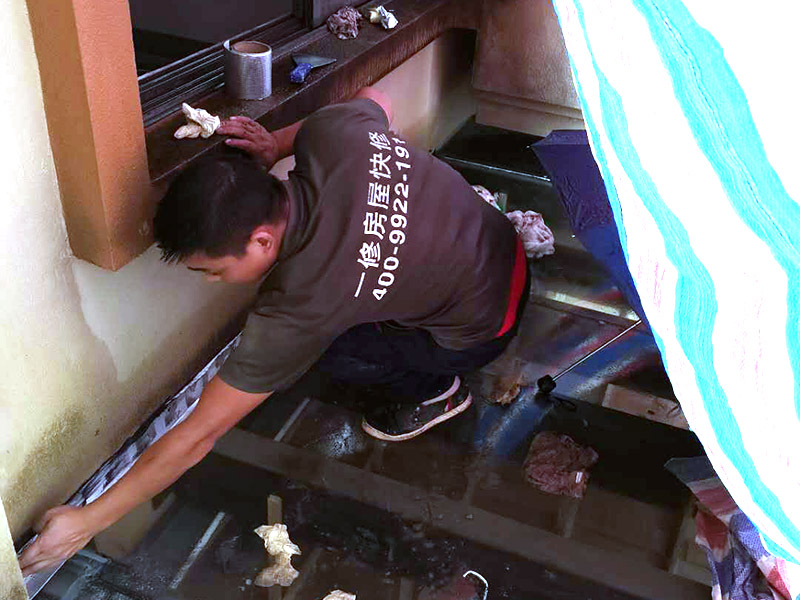 墻角局部防水施工：基面處理是基礎(chǔ)，基面處理是防水施工的關(guān)鍵，施工前須清理基面，以確保其堅(jiān)固、平整、干凈，無(wú)灰塵、油膩、蠟、脫模劑等以及其它碎屑物質(zhì)，如有孔隙、裂縫等缺陷的，須預(yù)先用水泥砂漿修補(bǔ)抹平，陰陽(yáng)角處應(yīng)抹成圓弧形。涂刷方法要注意，涂刷時(shí)力度均勻，注意不要漏刷;前后兩遍涂刷時(shí)保持垂直相交的角度，以充分覆蓋到位;單次涂刷不宜過(guò)厚，特別是管口和轉(zhuǎn)角處，不能超過(guò)1mm，防止干固后產(chǎn)生裂縫。