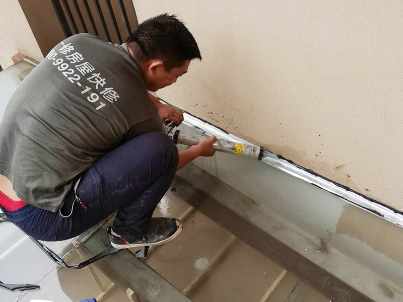 屋頂防水打膠案例：不少建筑新建成就滲漏，老建筑的滲漏現(xiàn)象更嚴重。第一步：把玻璃的邊清理干凈。把玻璃固定到位。在玻璃邊緣3mm處貼美文紙。第二步：用結(jié)構(gòu)膠往縫里填到60％。第三步：用和縫大小的泡抹棒往里壓填充，把膠往玻璃與型材的縫里擠。第四步：填充耐候密封膠，用刮刀來回30度角度刮2遍。缺膠的補上。30分內(nèi)把紙揭掉。