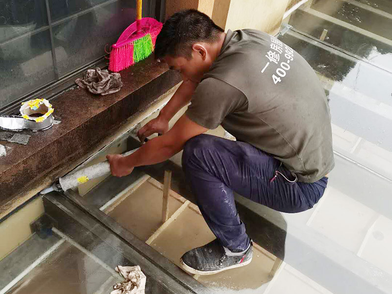 屋頂防水打膠案例：不少建筑新建成就滲漏，老建筑的滲漏現(xiàn)象更嚴重。第一步：把玻璃的邊清理干凈。把玻璃固定到位。在玻璃邊緣3mm處貼美文紙。第二步：用結(jié)構(gòu)膠往縫里填到60％。第三步：用和縫大小的泡抹棒往里壓填充，把膠往玻璃與型材的縫里擠。第四步：填充耐候密封膠，用刮刀來回30度角度刮2遍。缺膠的補上。30分內(nèi)把紙揭掉。