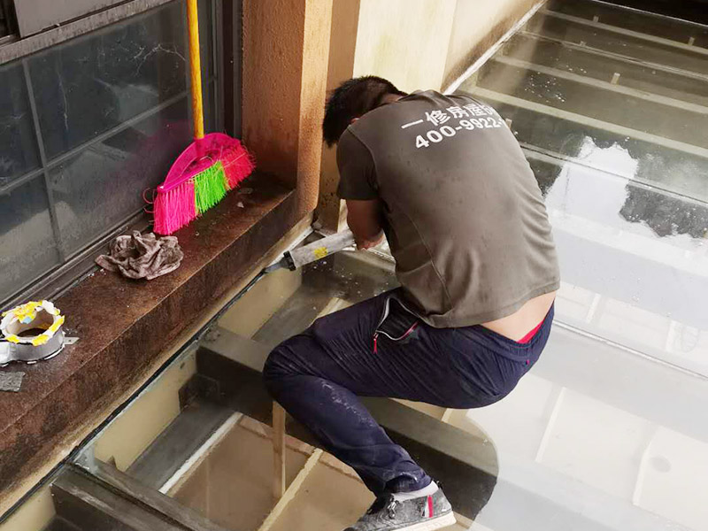 屋頂防水打膠案例：不少建筑新建成就滲漏，老建筑的滲漏現(xiàn)象更嚴重。第一步：把玻璃的邊清理干凈。把玻璃固定到位。在玻璃邊緣3mm處貼美文紙。第二步：用結(jié)構(gòu)膠往縫里填到60％。第三步：用和縫大小的泡抹棒往里壓填充，把膠往玻璃與型材的縫里擠。第四步：填充耐候密封膠，用刮刀來回30度角度刮2遍。缺膠的補上。30分內(nèi)把紙揭掉。