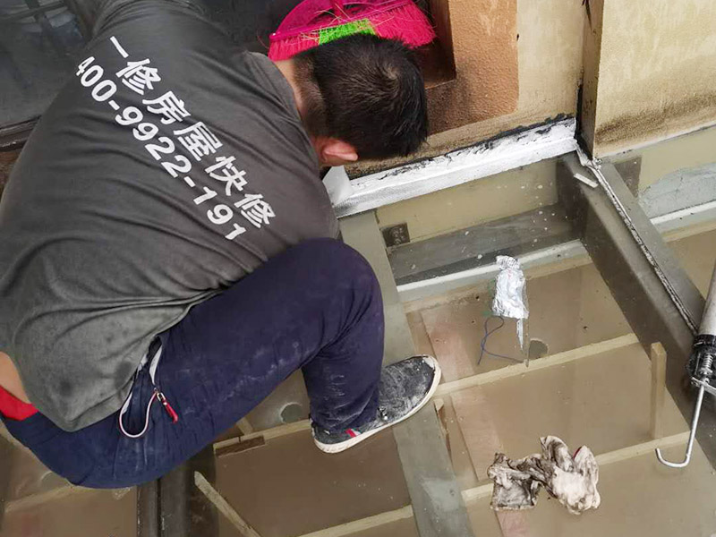 屋頂防水打膠案例：不少建筑新建成就滲漏，老建筑的滲漏現(xiàn)象更嚴重。第一步：把玻璃的邊清理干凈。把玻璃固定到位。在玻璃邊緣3mm處貼美文紙。第二步：用結(jié)構(gòu)膠往縫里填到60％。第三步：用和縫大小的泡抹棒往里壓填充，把膠往玻璃與型材的縫里擠。第四步：填充耐候密封膠，用刮刀來回30度角度刮2遍。缺膠的補上。30分內(nèi)把紙揭掉。