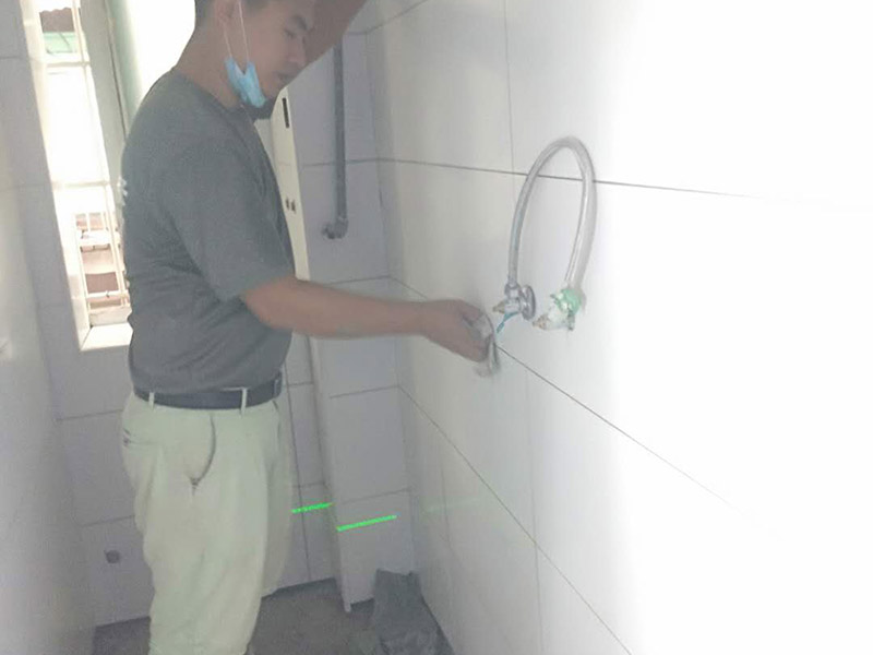 衛(wèi)生間局部改造:衛(wèi)生間的排水管道盡量不要做大的改動(dòng)，換掉出現(xiàn)問(wèn)題的管道，水壓不夠的老房子，可以加增壓泵，泵的大小根據(jù)水壓的大小而定。電路的改造一般是衛(wèi)生間翻新的重頭戲，多年以前的線路最好全部換新，需要的更多插座位置要做好預(yù)留，比如智能馬桶。線路盡可能的掩藏，不能掩藏的用防水性好的絕緣管道包起來(lái)。 新電器的安裝也要選擇防水性較好的產(chǎn)品，如衛(wèi)生間的電源開(kāi)關(guān)、插座等。衛(wèi)生間的吊頂幾乎需要全部重新做安排。最好采用鋁扣板的吊頂，不要選擇PVC的吊頂材料，容易使水蒸氣凝結(jié)下滴。坐便器最好不要改動(dòng)位置，整棟樓的坐便器都在同一個(gè)下水道。改動(dòng)不當(dāng)，即便抬高坐便器的位置，仍有可能導(dǎo)致通水不暢。小移位用移位器。