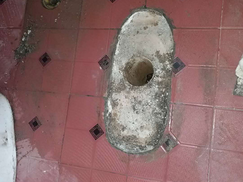 馬桶角閥重新安裝：在安裝馬桶前應(yīng)先對(duì)排污管道進(jìn)行全面檢查，看管道內(nèi)是否有泥砂、廢紙等雜物堵塞，同時(shí)檢查馬桶安裝位的地面前后左右是否水平，如發(fā)現(xiàn)地面不平，在安裝時(shí)應(yīng)將地面找平。翻轉(zhuǎn)馬桶，在馬桶排污口上確定中心，并劃出十字中心線，中心線應(yīng)延伸到馬桶底部四周腳邊。將馬桶上的與地面排污口的十字線對(duì)準(zhǔn)，保持水平安裝馬桶，并用力壓緊密封圈，安裝上地腳螺絲及裝飾帽。在馬桶排污口上安裝好專用密封圈，或在四周打上一圈玻璃膠（油灰）或水泥砂漿，放水3-5分鐘沖洗管道，以保證自來(lái)水管的清潔；再安裝角閥和連接軟管，然后將軟管與安裝的水箱配件進(jìn)水閥連接并按通水源。